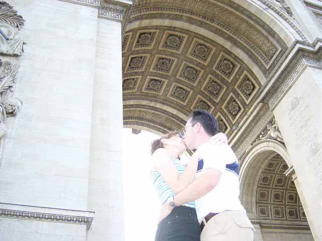 French kissing @ Arc de Triomphe