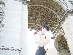 French kissing @ Arc de Triomphe